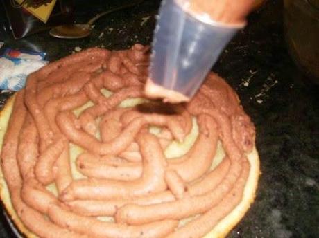 TARTA RELLENA DE CREMA, TRUFA Y NATA CON COBERTURA DE YEMA TARTA RELLENA DE CREMA, TRUFA Y NATA CON COBERTURA DE YEMA