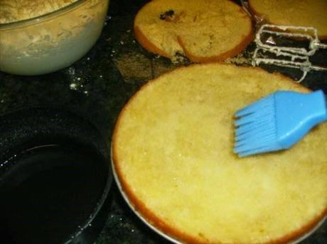 TARTA RELLENA DE CREMA, TRUFA Y NATA CON COBERTURA DE YEMA TARTA RELLENA DE CREMA, TRUFA Y NATA CON COBERTURA DE YEMA