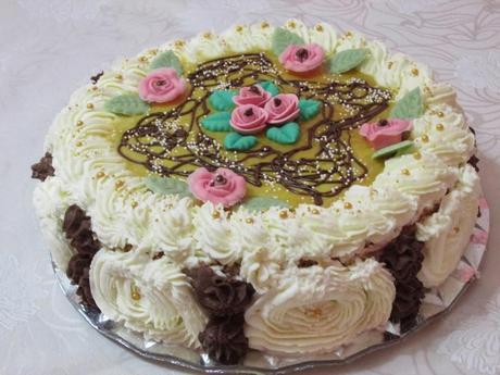 TARTA RELLENA DE CREMA, TRUFA Y NATA CON COBERTURA DE YEMA TARTA RELLENA DE CREMA, TRUFA Y NATA CON COBERTURA DE YEMA