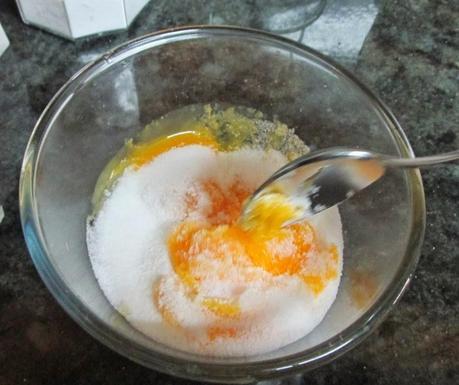 TARTA RELLENA DE CREMA, TRUFA Y NATA CON COBERTURA DE YEMA TARTA RELLENA DE CREMA, TRUFA Y NATA CON COBERTURA DE YEMA