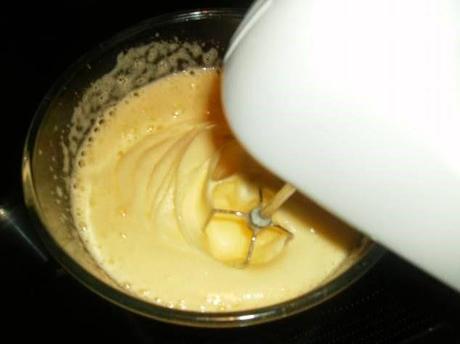 TARTA RELLENA DE CREMA, TRUFA Y NATA CON COBERTURA DE YEMA TARTA RELLENA DE CREMA, TRUFA Y NATA CON COBERTURA DE YEMA