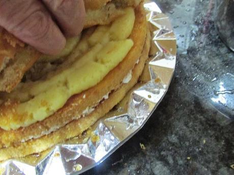 TARTA RELLENA DE CREMA, TRUFA Y NATA CON COBERTURA DE YEMA TARTA RELLENA DE CREMA, TRUFA Y NATA CON COBERTURA DE YEMA