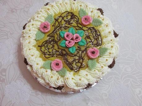 TARTA RELLENA DE CREMA, TRUFA Y NATA CON COBERTURA DE YEMA TARTA RELLENA DE CREMA, TRUFA Y NATA CON COBERTURA DE YEMA