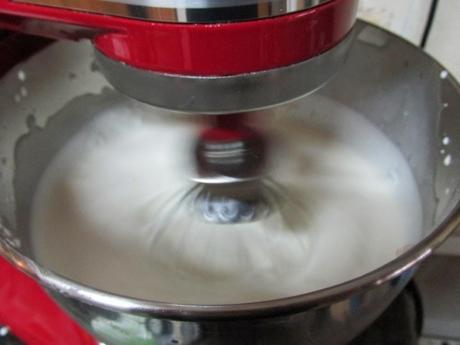 TARTA RELLENA DE CREMA, TRUFA Y NATA CON COBERTURA DE YEMA TARTA RELLENA DE CREMA, TRUFA Y NATA CON COBERTURA DE YEMA