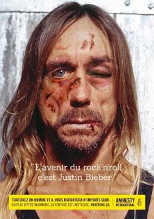 Iggy Pop, golpeado y desfigurado por defender a Justin Bieber... en una campaña de Amnistía Internacional