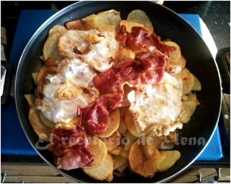 Patatas fritas con huevos y jamón serrano.