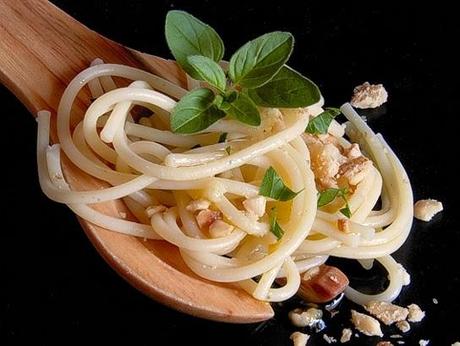 Espaguetis con ajo, aceite y frutos secos