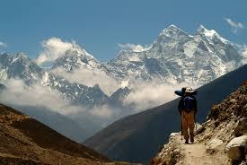 Soñar con andar por montañas significa que estás cerca de lograr lo que te propones.