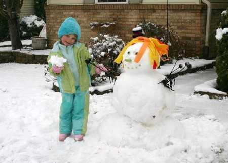 niño jugando con las prendas de vestir en inglés de invierno