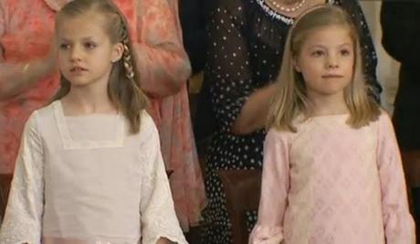 Abdicación. Letizia elige un conjunto en blanco y negro de Felipe Varela. Las Infantas en blanco y rosa y estilo romántico