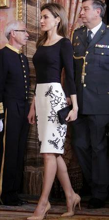 Abdicación. Letizia elige un conjunto en blanco y negro de Felipe Varela. Las Infantas en blanco y rosa y estilo romántico