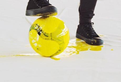 Una artista pinta varios retratos de futbolistas famosos con un balon y sus pies Una artista pinta varios retratos de futbolistas famosos con un balon y sus pies