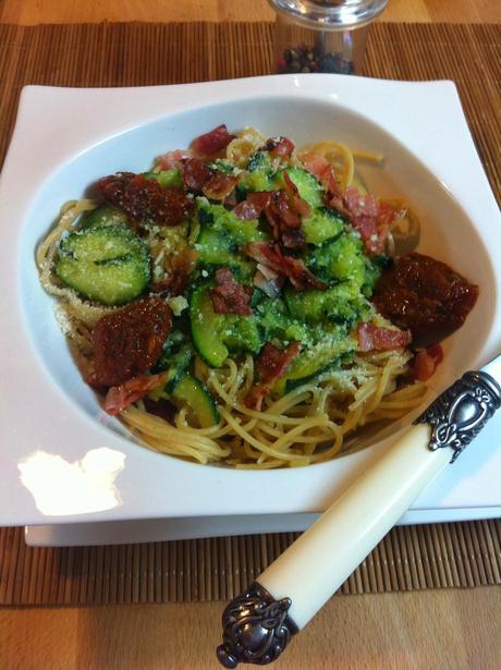 Pasta Integral Con Calabacín, Bacon Y Tomates Secos