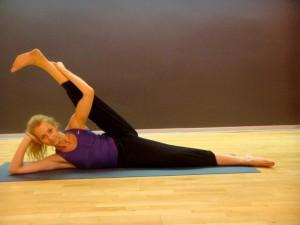 flexibilidad11 300x225 Cómo deberíamos practicar actividad física (aeróbica, de fuerza muscular, flexibilidad, estiramientos, respiración y equilibrio corporal).