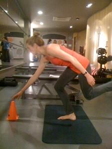 equilibrio 225x300 Cómo deberíamos practicar actividad física (aeróbica, de fuerza muscular, flexibilidad, estiramientos, respiración y equilibrio corporal).