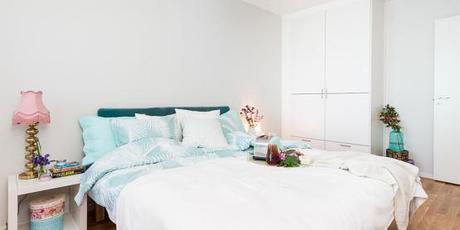 muebles blancos estilo nórdico con toques de color decorar con plantas frescas decoración veraniega decoración sueca de interiores decoración pasteles rosas decoración color mint blog decoración de interiores 
