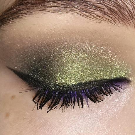 Maquillaje verde y morado Maquillaje verde y morado
