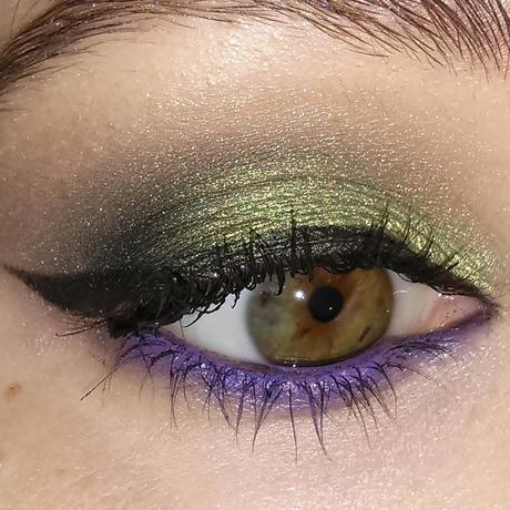 Maquillaje verde y morado Maquillaje verde y morado