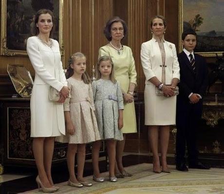 Espléndidas las Infantas Leonor y Sofía con moda asturiana