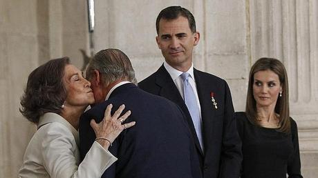 El Rey Juan Carlos desaira a Letizia