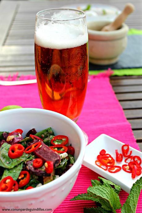 Ensalada de espinachas, remolacha, manzana, feta y...