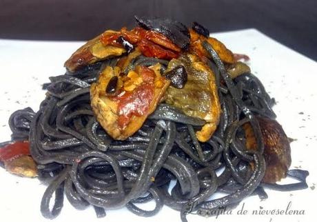 Tagliatelle al nero di sepia con tomates secos, boletus y ajo negro