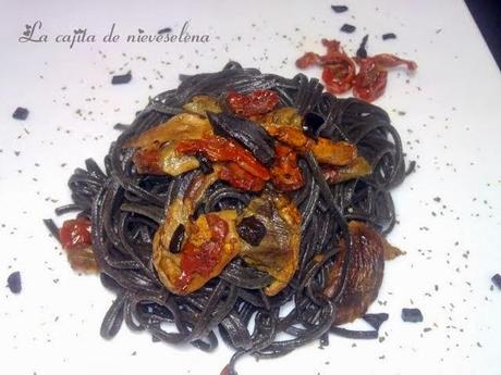 Tagliatelle al nero di sepia con tomates secos, boletus y ajo negro