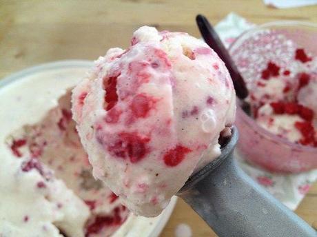 Helado fácil de yogur con frambuesas recetas postres frescos recetas fáciles postres verano recetas delikatissen recetas de helados fáciles helados de yogur caseros helados caseros faciles helado de yogur y frambuesas