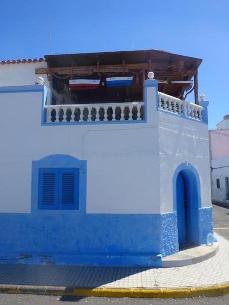 Las casitas son blancas y azules