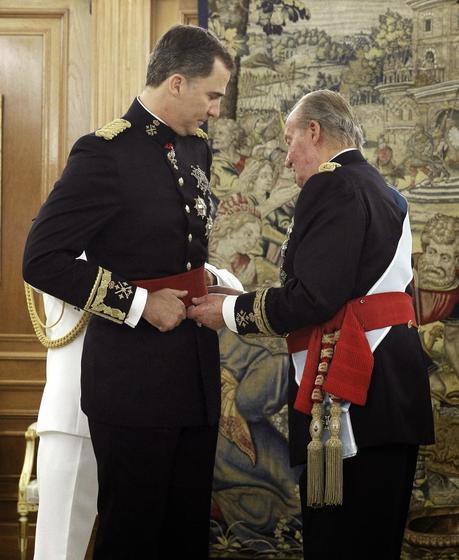 Rosas y espinas: “El crimen de Felipe VI”.