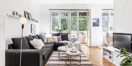 El encanto nórdico de un piso neutro en blanco y gris