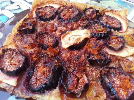 Hojaldre de pasta filo con plátano e higos