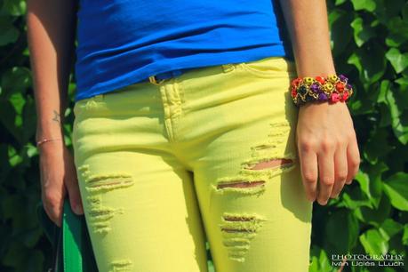 Look en verde, amarillo y azul