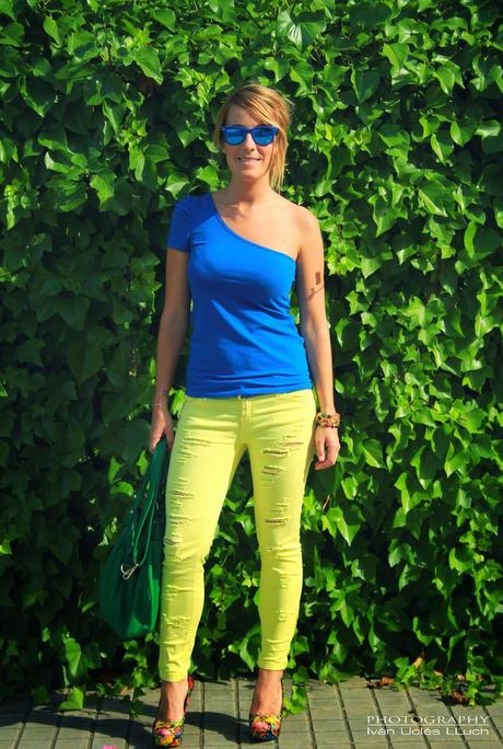 Look en verde, amarillo y azul