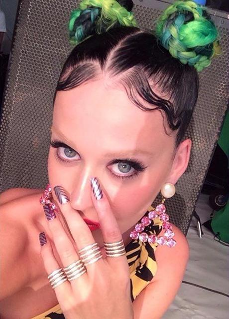 Katy Perry cejas decoloradas y moños