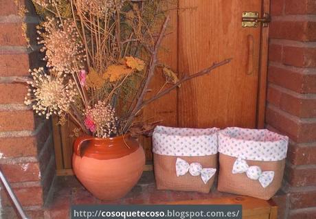 Dos cestas con caramelo y caramelos