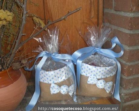 Dos cestas con caramelo y caramelos