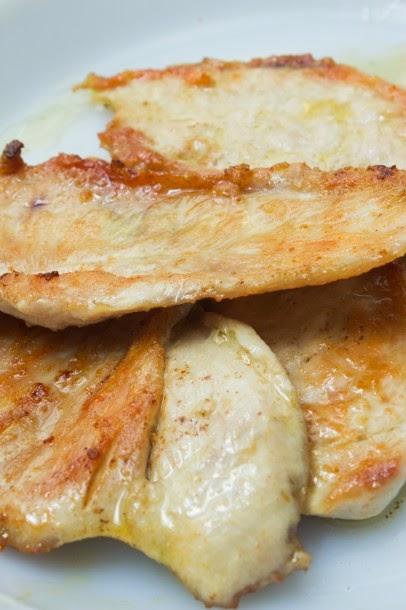 Ensalada de albaricoques y mozarella al balsámico y filetes de pollo al limón