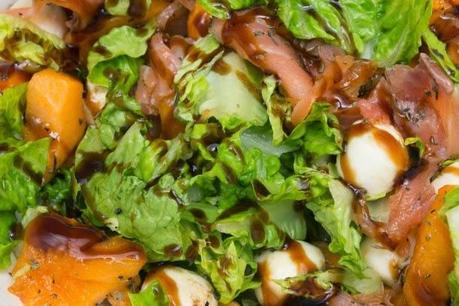 Ensalada de albaricoques y mozarella al balsámico y filetes de pollo al limón