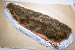 Como preparar salmón marinado o gravlax Para el marinado del salmón hay que cubrirlo totalmente.