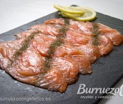 Receta fácil para hacer salmón marinado, también llamado Gravlax.