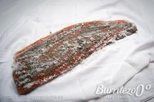Como preparar salmón marinado o gravlax Secar y limpiar el salmón después de 24 horas en el frigorífico.
