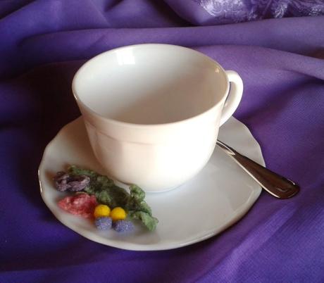 taza de café con flores cristalizadas