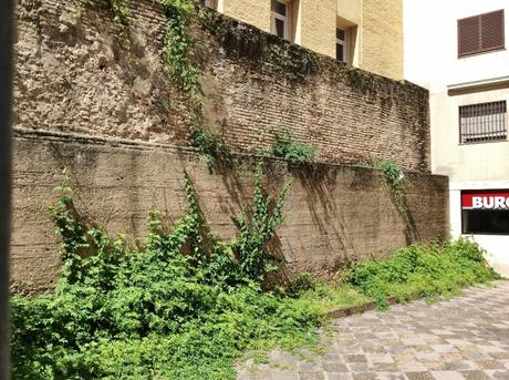 Un pequeño lienzo de la antigua muralla.