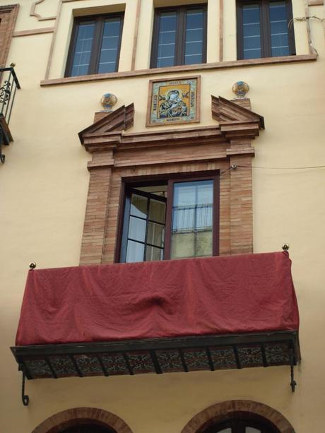Un azulejo a la Virgen en Mateos Gago.
