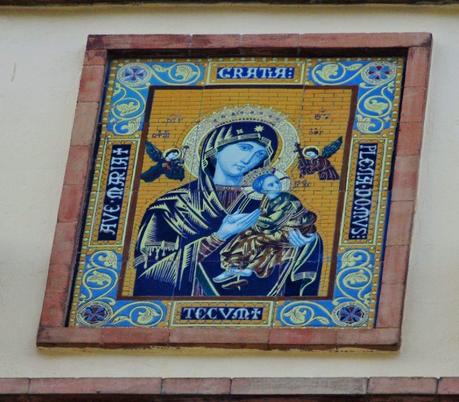 Un azulejo a la Virgen en Mateos Gago.
