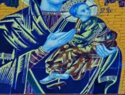 Un azulejo a la Virgen en Mateos Gago.