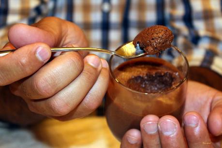 Fácil mousse de chocolate negro sin lactosa
