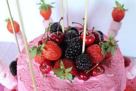 Layer cake de chocolate y nata con relleno de moras y fresas