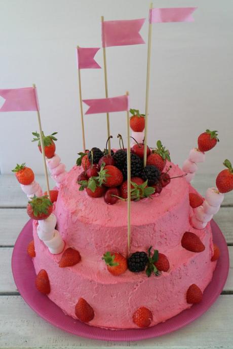 Layer cake de chocolate y nata con relleno de moras y fresas